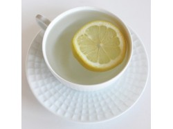 4 powody, aby każdego ranka pić ciepłą wodę z cytryną